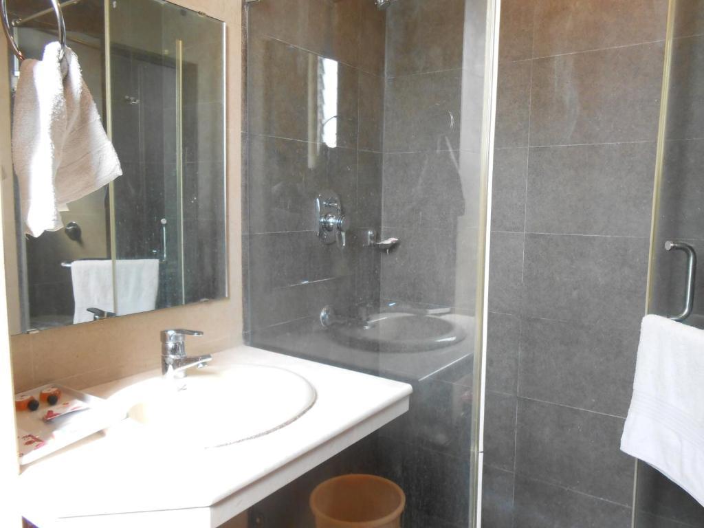 Hotel Victerrace Regency Колката Номер фото